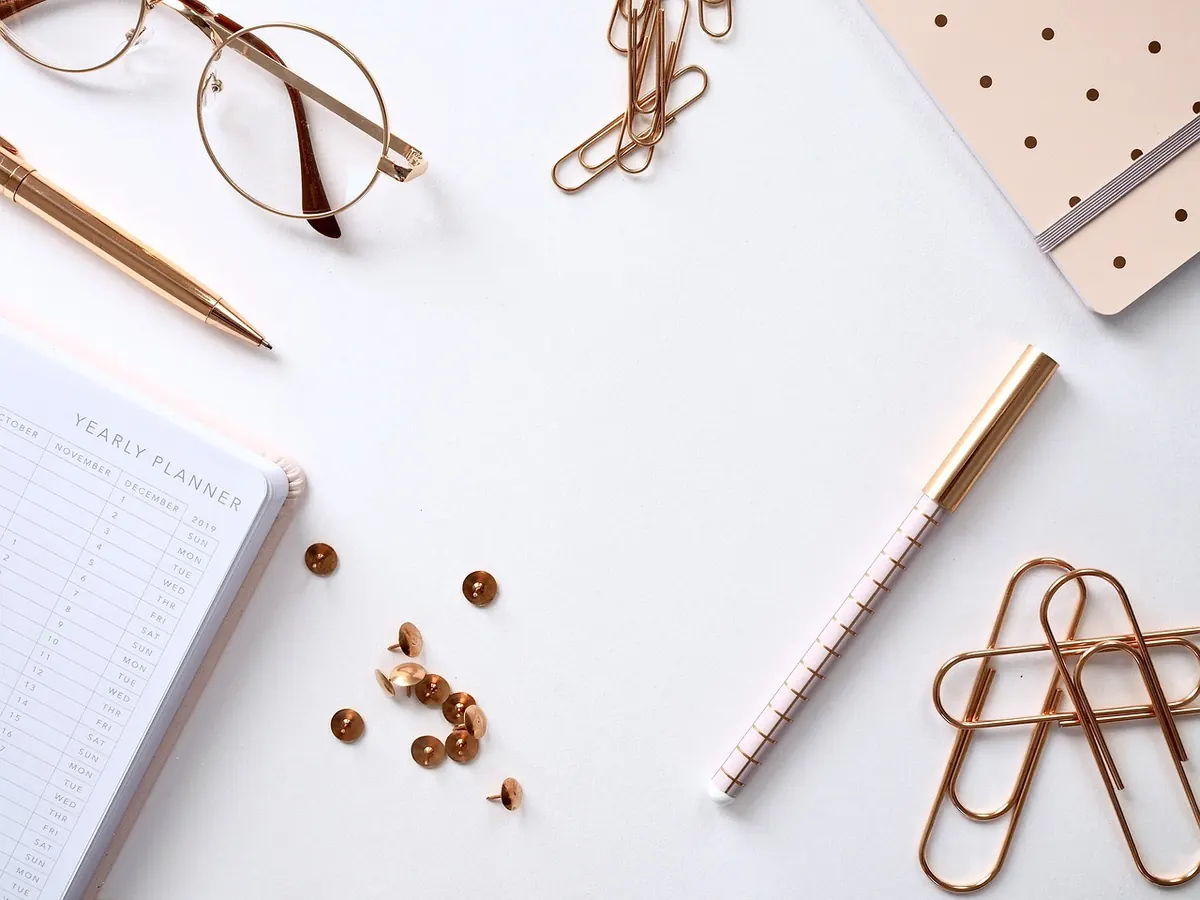 L-Shaped vs. Straight Desks for Work-from-Home Productivity
